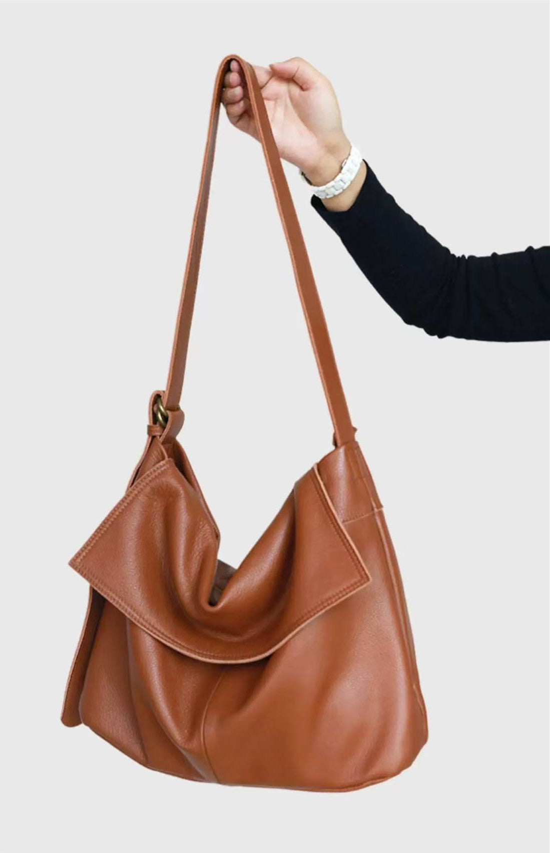 Large Capacity Retro Leather Crossbody Bag for Women’s Daily Commute