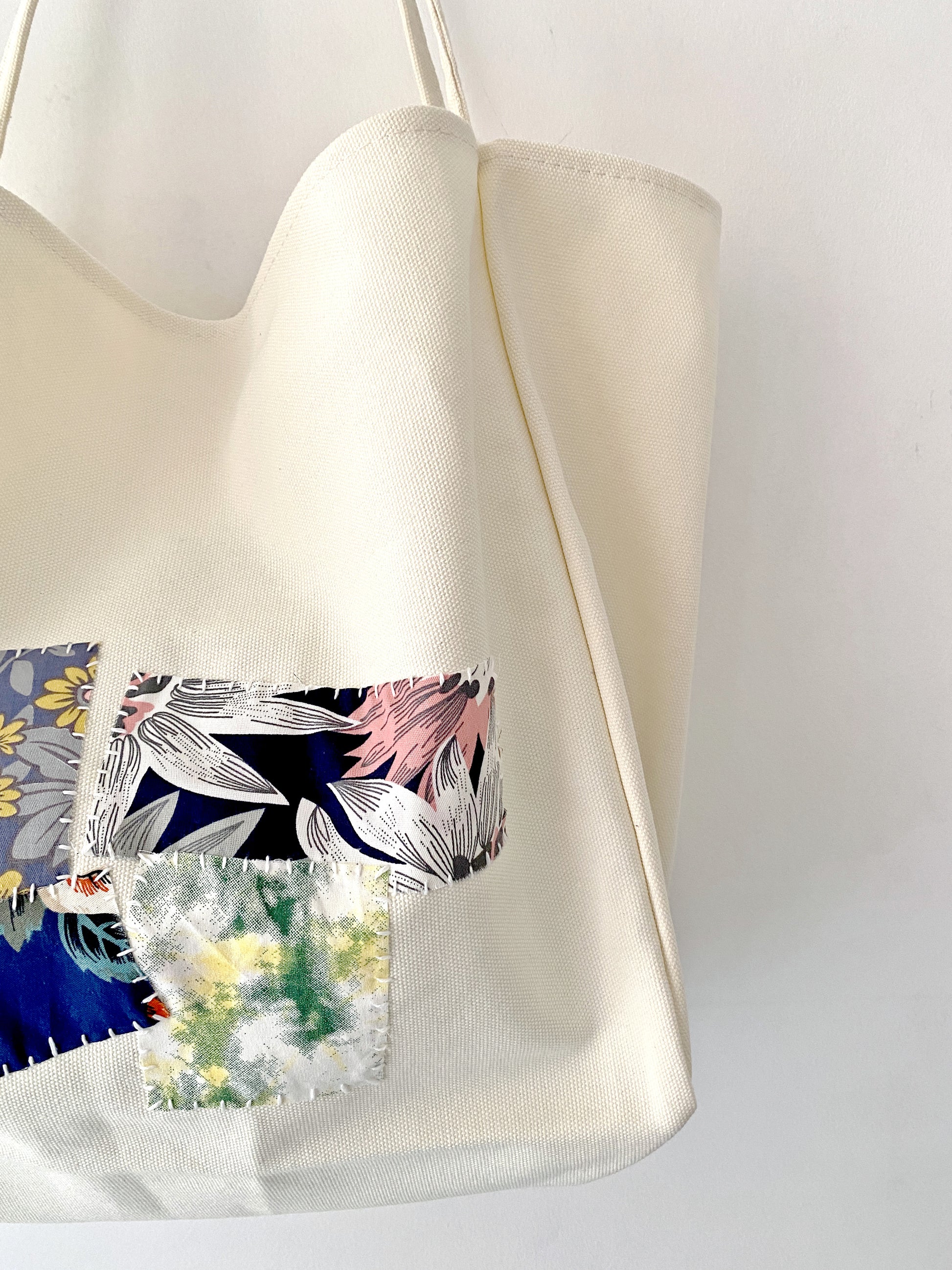 Relaxed carry bag suitable for work, errands, or short trips