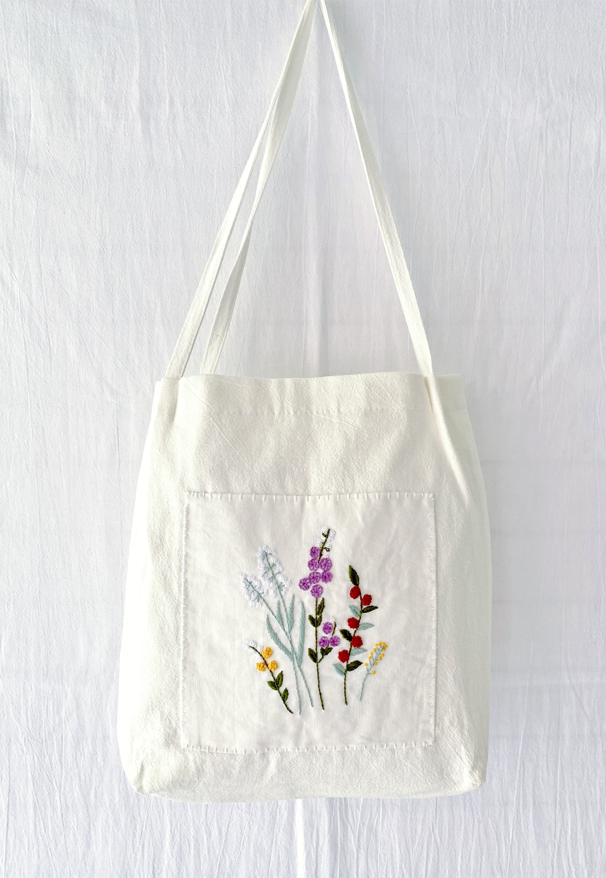 eco-friendly-embroidered-tote-bag-for-everyday-minimalist-style