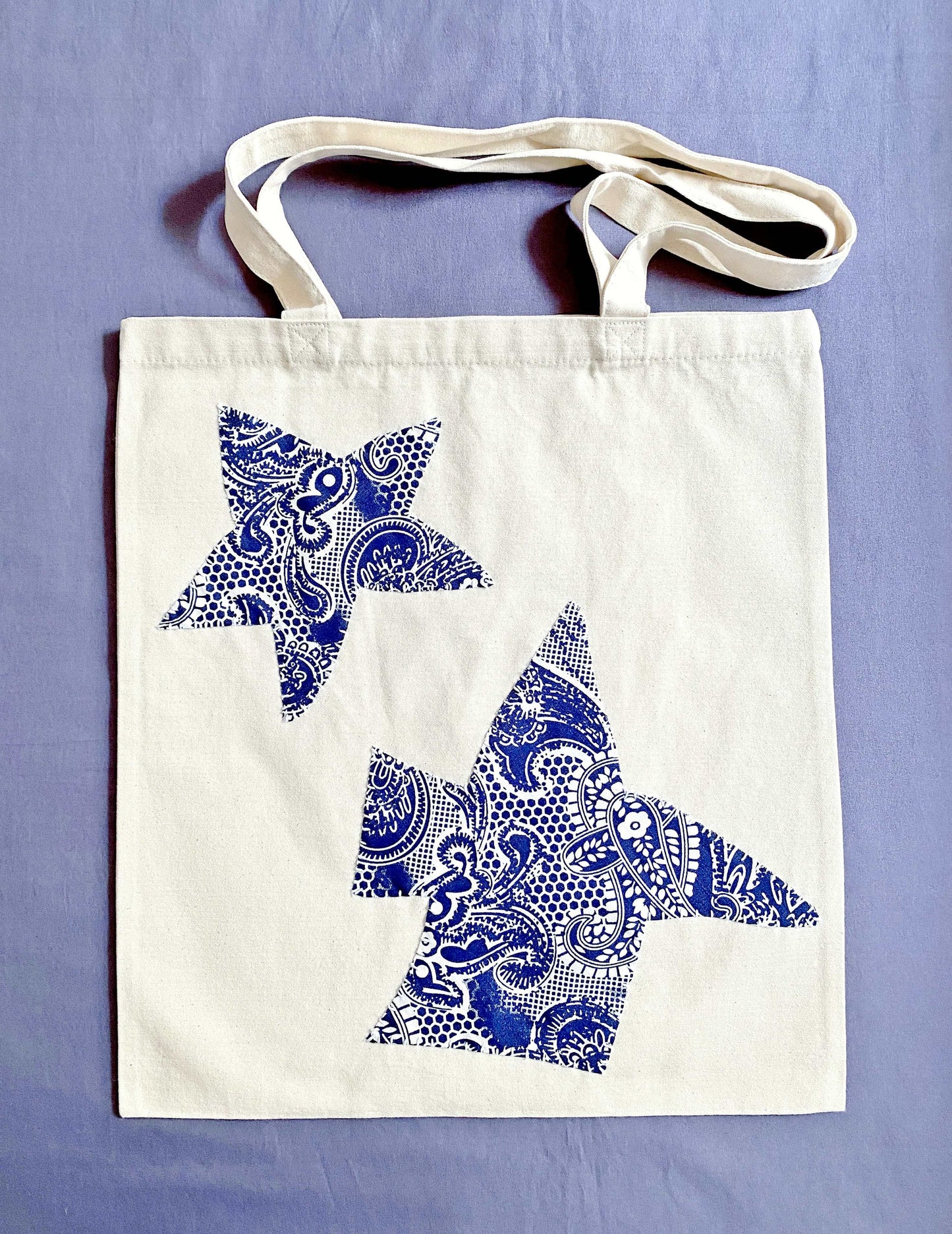 Large-capacity shoulder bag styled for a relaxed weekend farmer’s market trip.