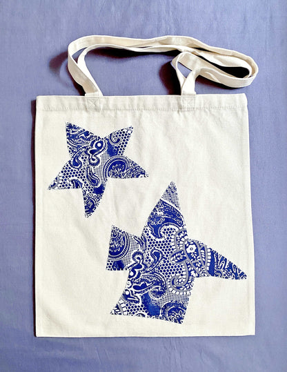 Large-capacity shoulder bag styled for a relaxed weekend farmer’s market trip.