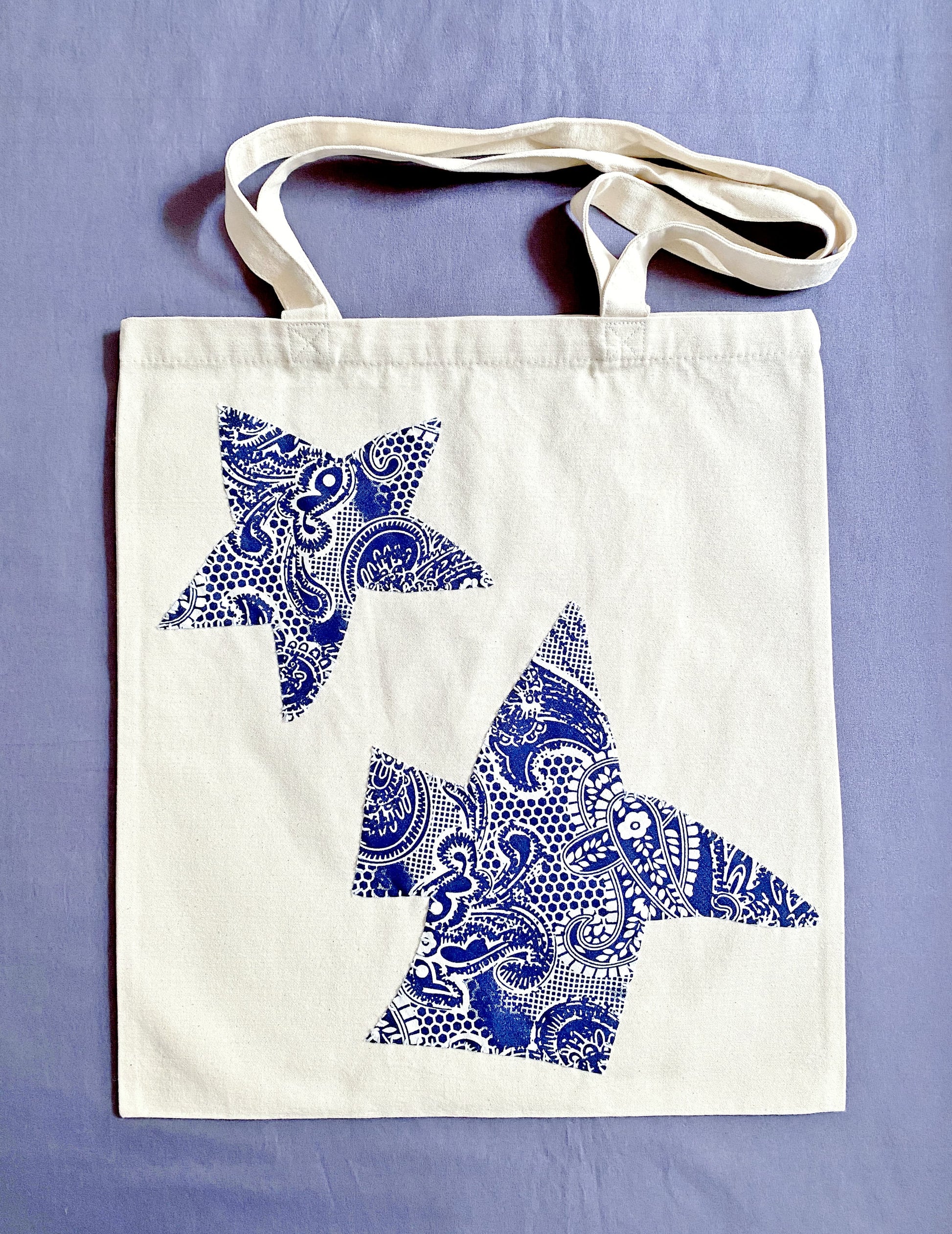 Large-capacity shoulder bag styled for a relaxed weekend farmer’s market trip.