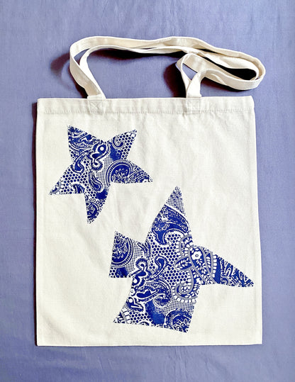 Large-capacity shoulder bag styled for a relaxed weekend farmer’s market trip.