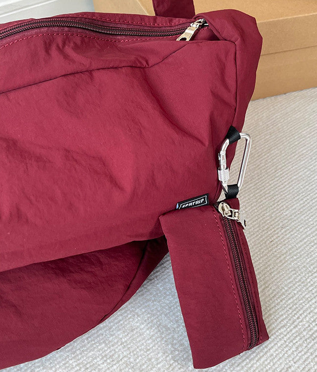 Lightweight shoulder bag for relaxed outdoor days