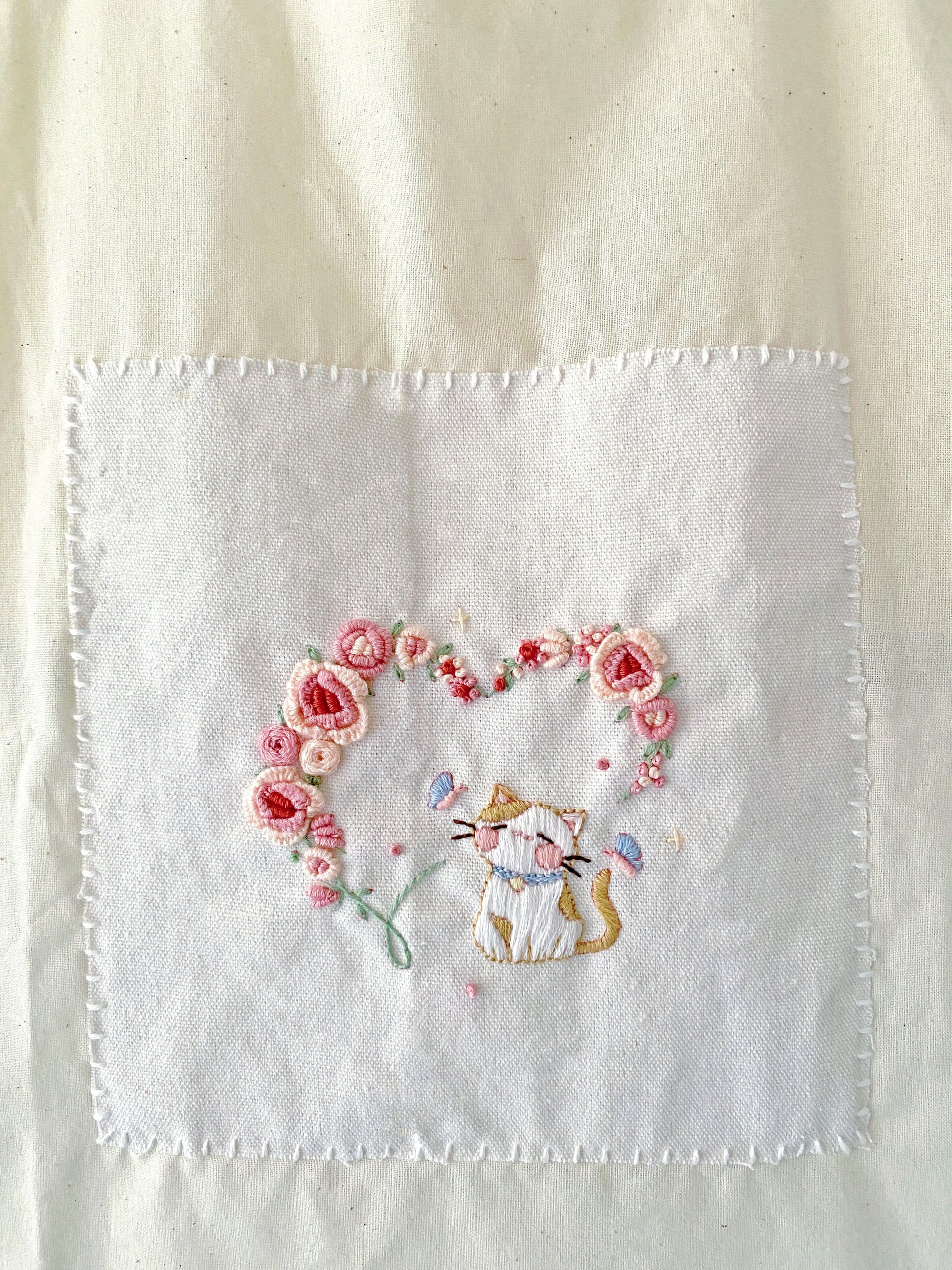 Charming kitty design on the shoulder bag, appealing to cat lovers and craft fans.