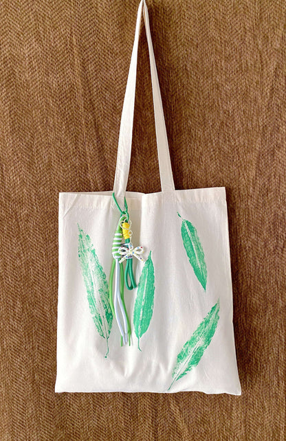 soft minimal tote bag that fits into a calm and uncluttered wardrobe