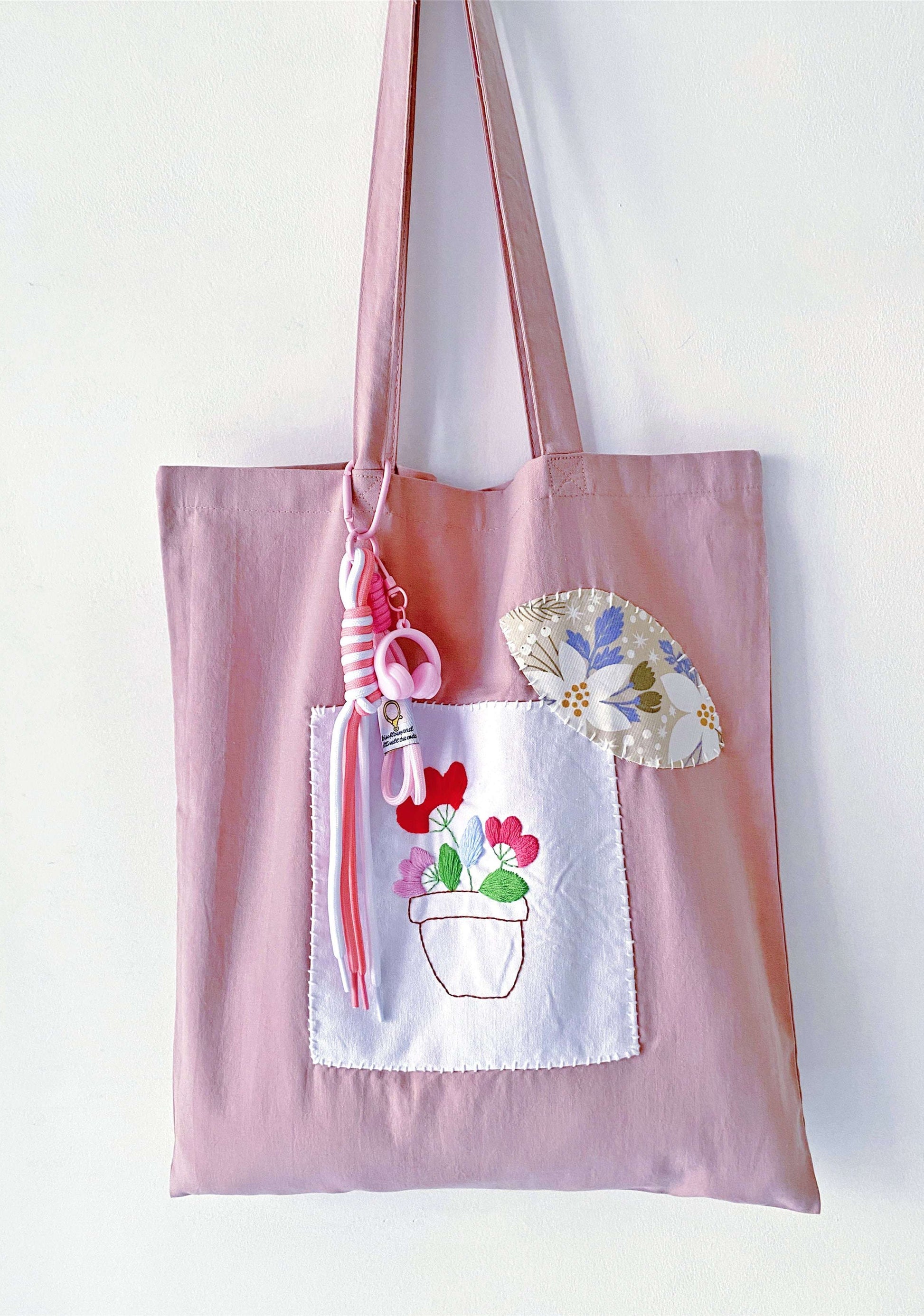 Versatile oversized bag for beach days and aesthetic picnics