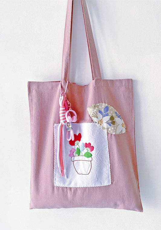 Versatile oversized bag for beach days and aesthetic picnics