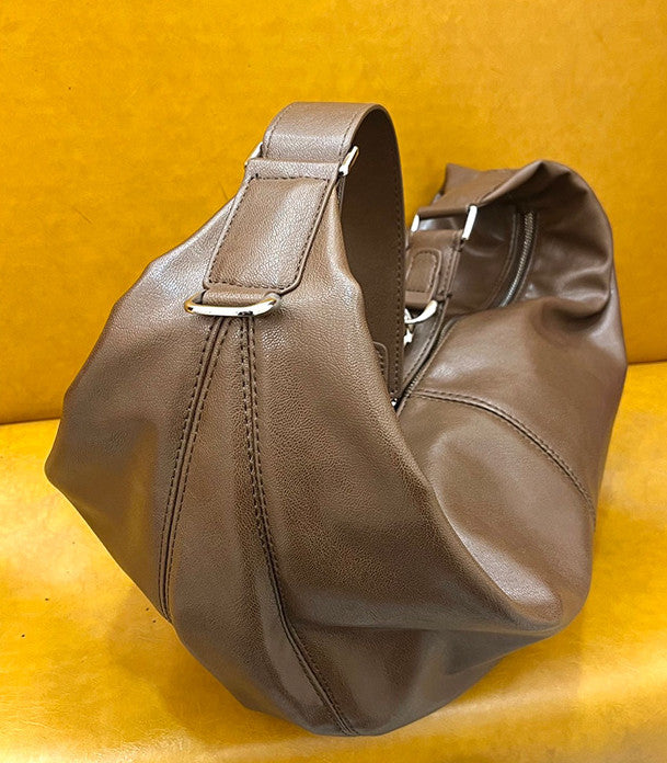 Large curved handbag for relaxed everyday outfits