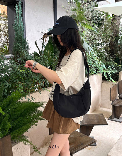 Casual women's shoulder bag for relaxed city walks