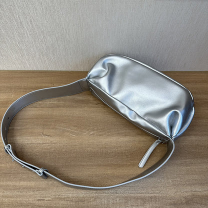 Neutral everyday shoulder bag for autumn and winter wardrobe styling