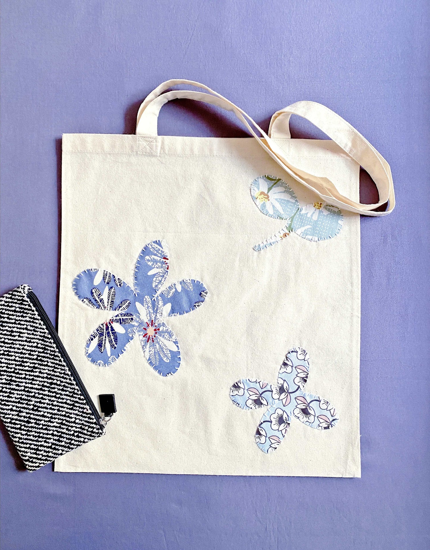 Foldable and space-saving cotton bag for travel and quick weekend trips.