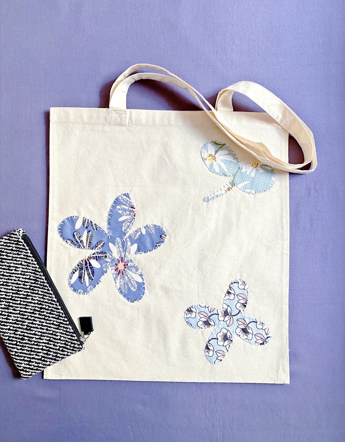 Foldable and space-saving cotton bag for travel and quick weekend trips.