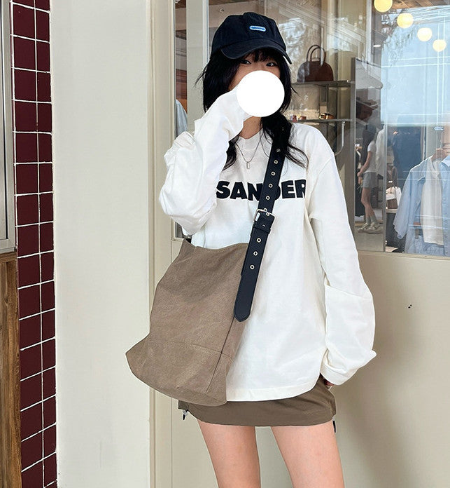 Relaxed shoulder bag suited to casual shopping days