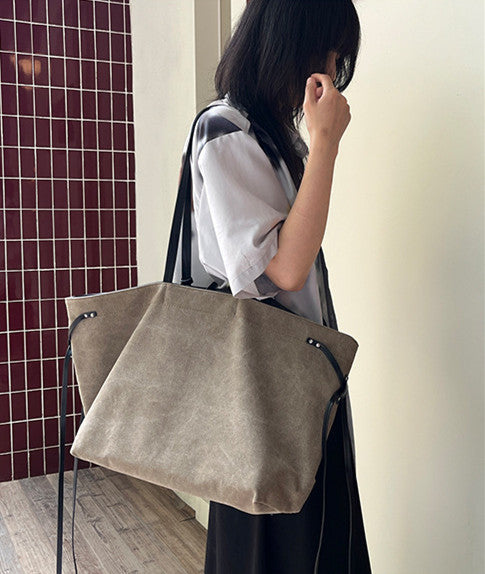 Relaxed canvas tote for carrying everyday essentials