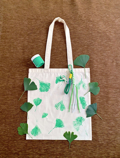 Simple cotton tote for those who find beauty in a single, well-made object.