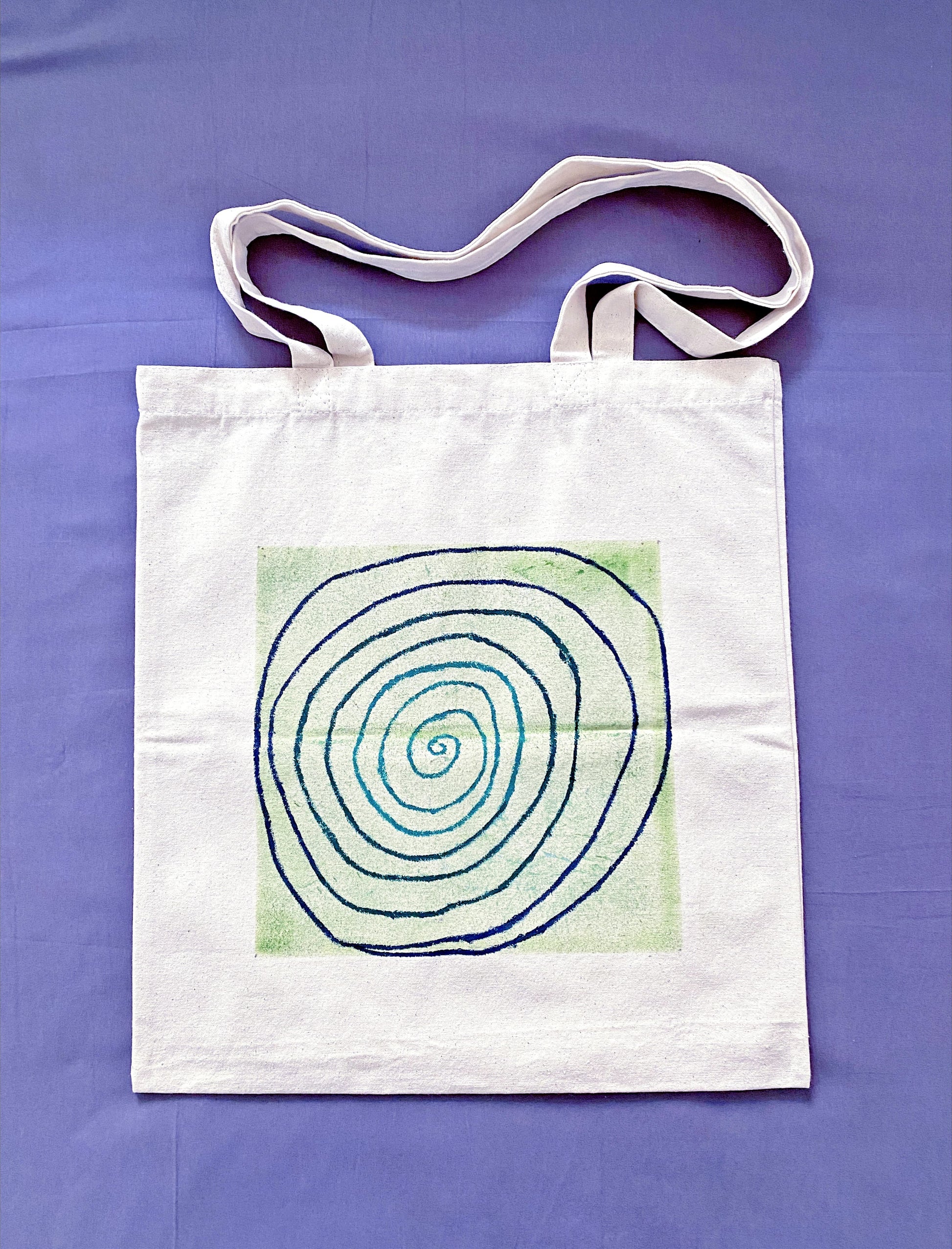 Reinforced shoulder straps designed for a comfortable grip even when the bag is full.