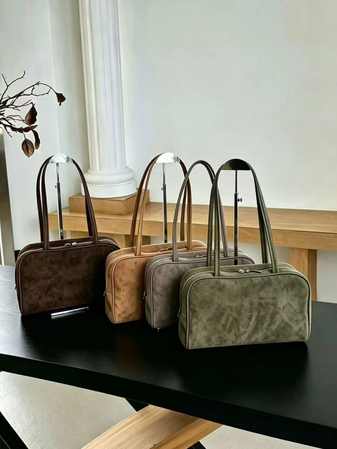 Women's carry bag with practical everyday design