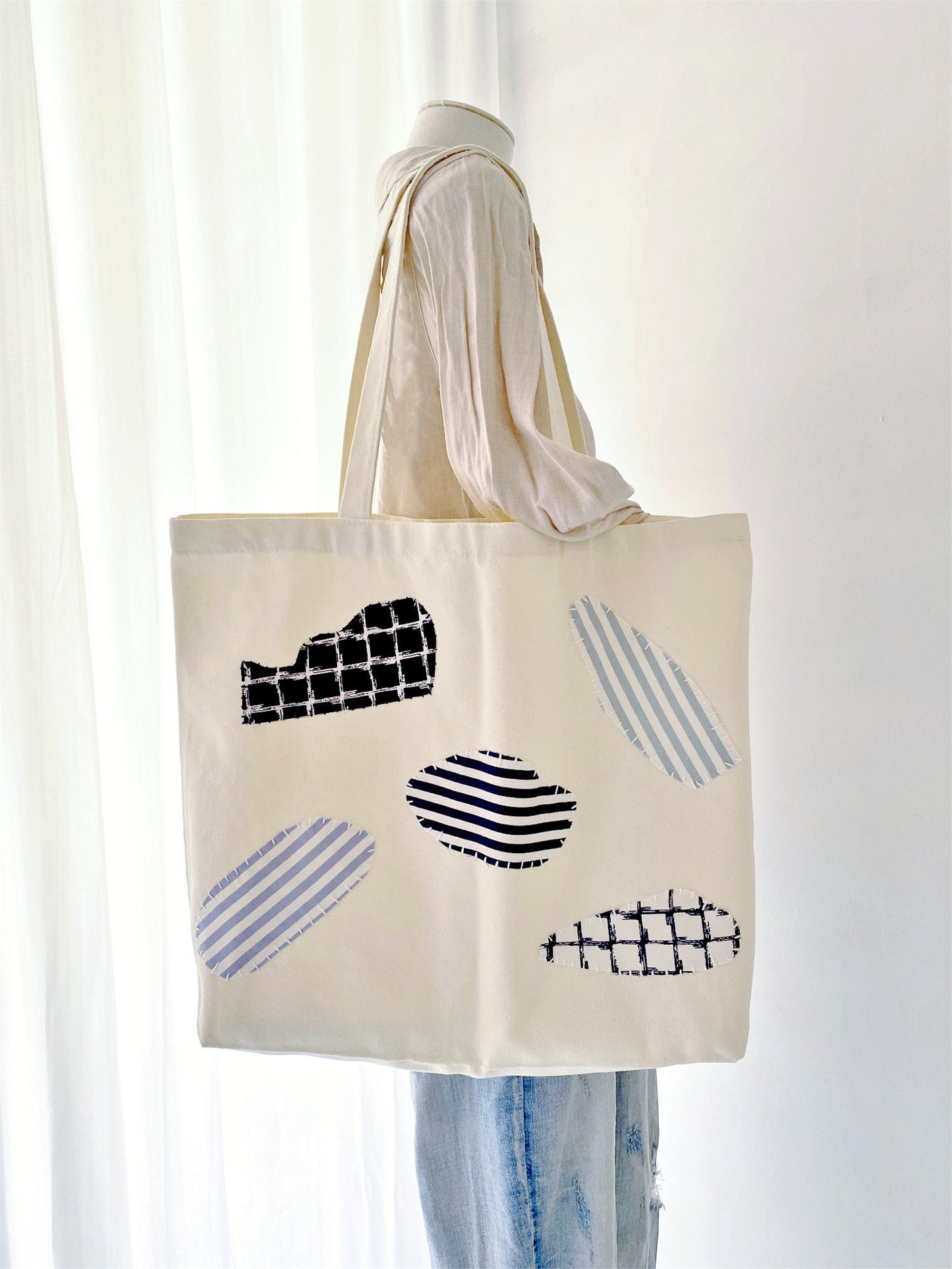 Side profile showing how the bag bends when partially filled