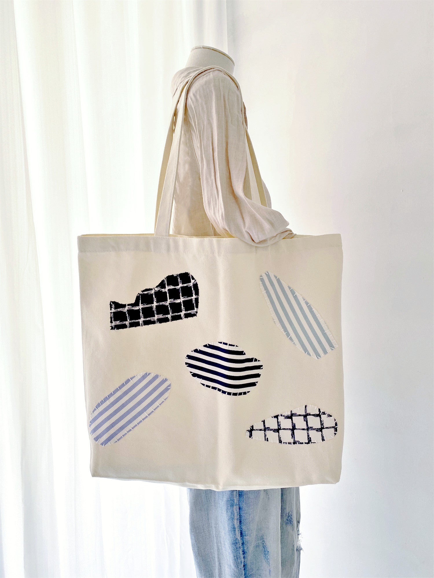 Side profile showing how the bag bends when partially filled