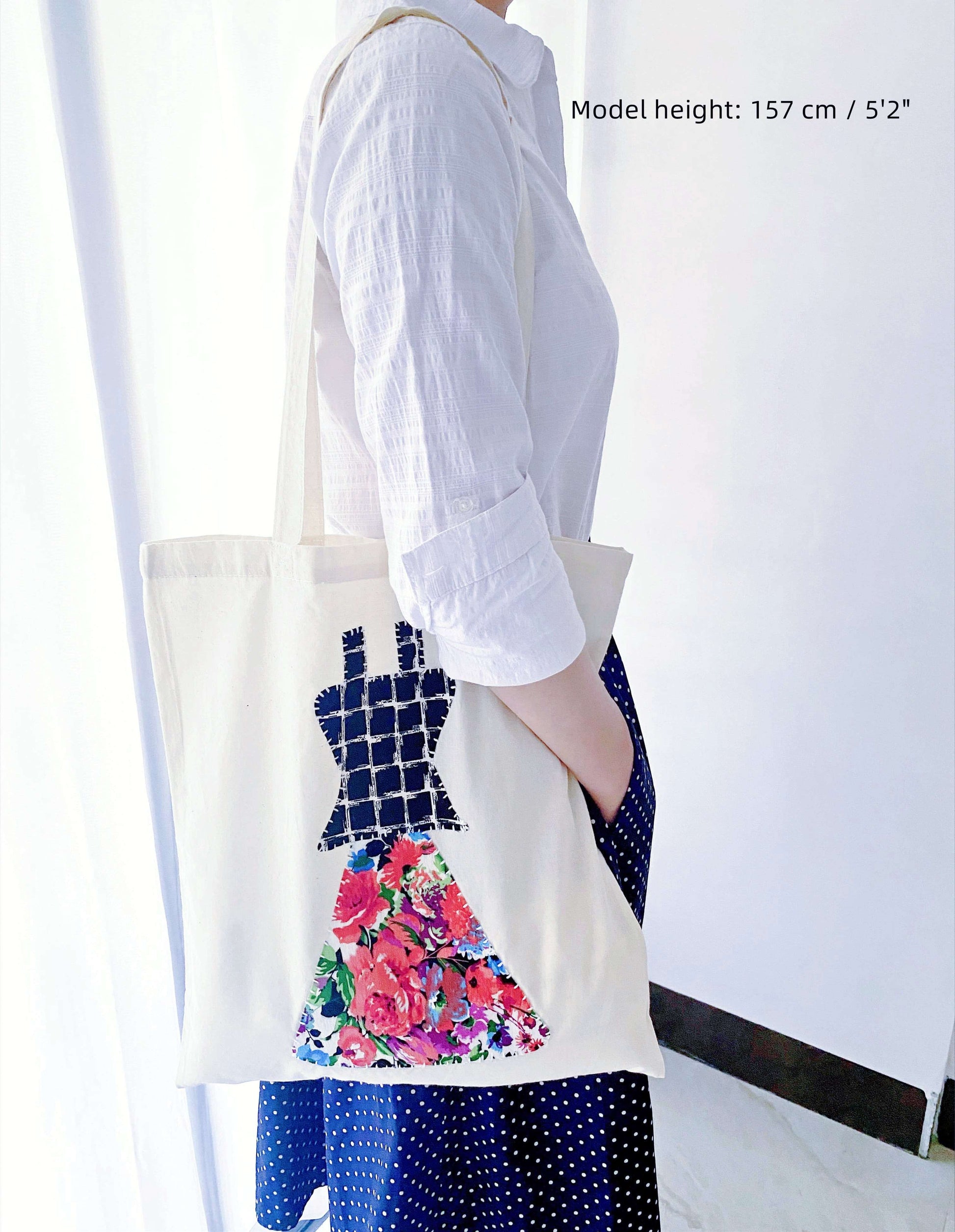 This patchwork tote often becomes a daily companion for walks, markets, and cafés, offering a sense of ease that fits slow living routines