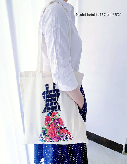 This patchwork tote often becomes a daily companion for walks, markets, and cafés, offering a sense of ease that fits slow living routines