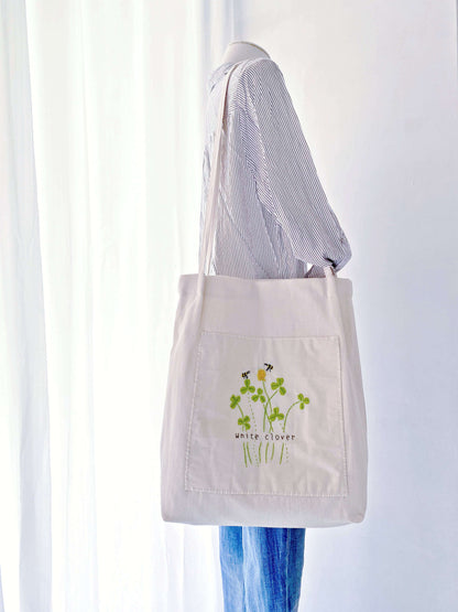Sustainable cotton-linen bag with delicate bee embroidery – a thoughtful gift for the eco-conscious.
