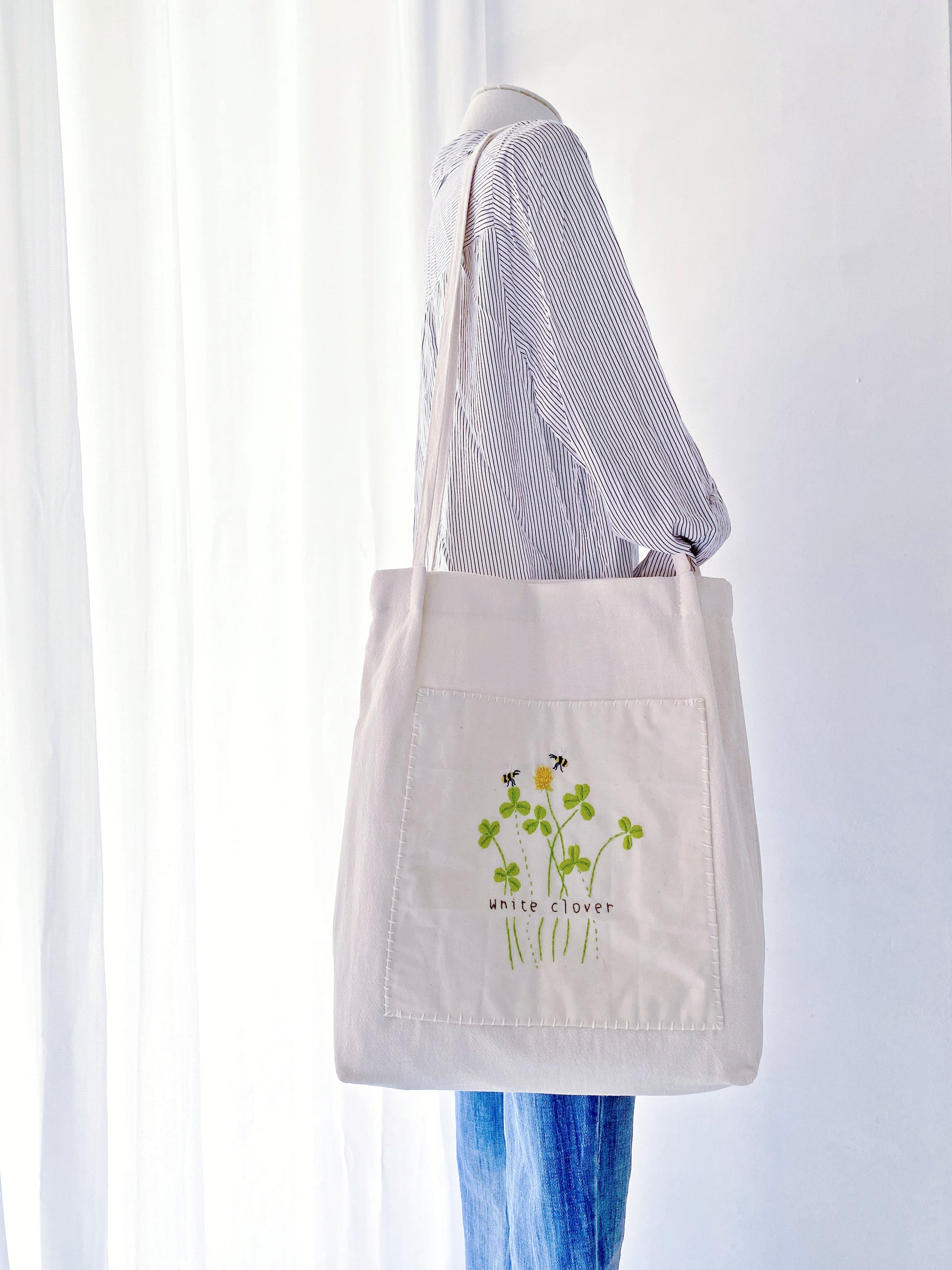 Sustainable cotton-linen bag with delicate bee embroidery – a thoughtful gift for the eco-conscious.