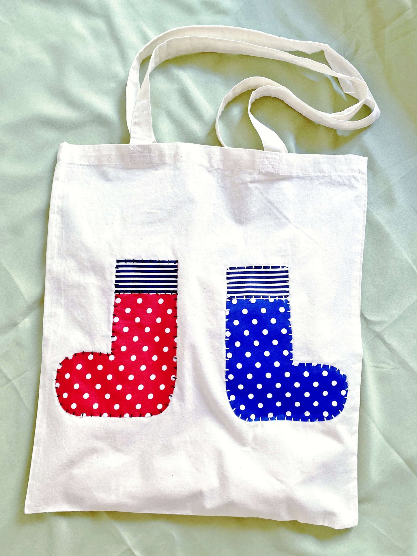 Finally found a lightweight bag that doesn't hurt my shoulders; the hand-sewn details make every coffee run feel a bit more special.