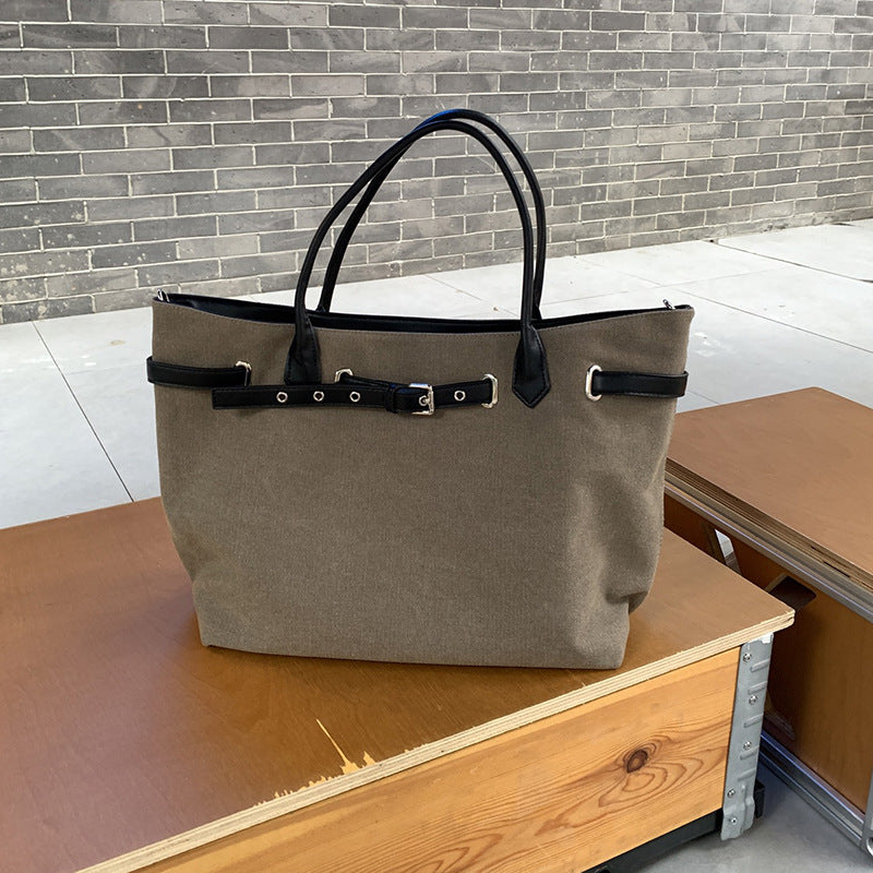 Relaxed canvas shoulder bag for everyday occasions