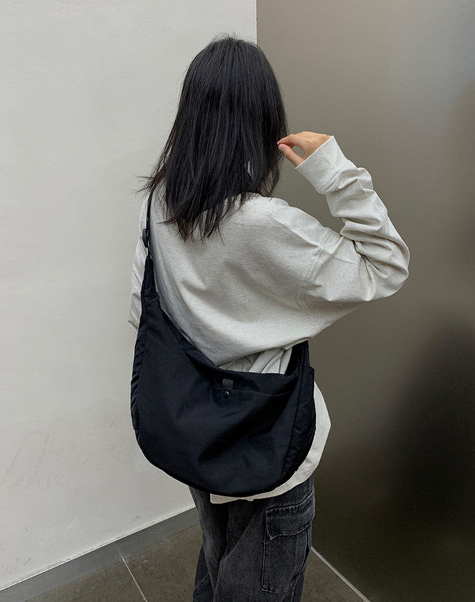 Minimalist unstructured shoulder pouch for hands free city commuting