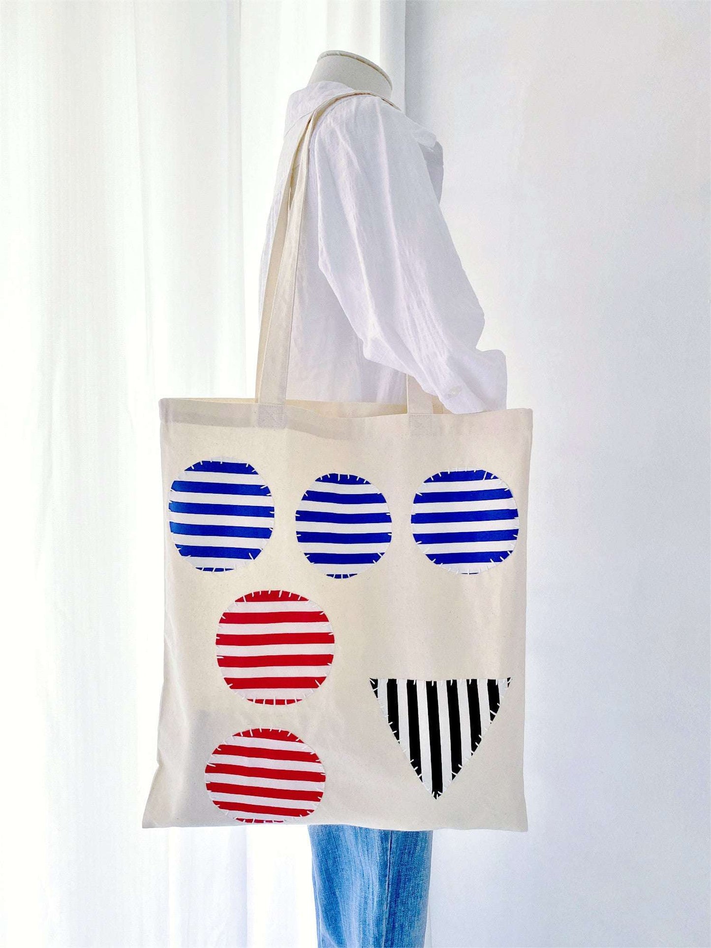 Some people pick this soft tote because it doesn’t shout for attention, it simply feels right in hand and on the shoulder.