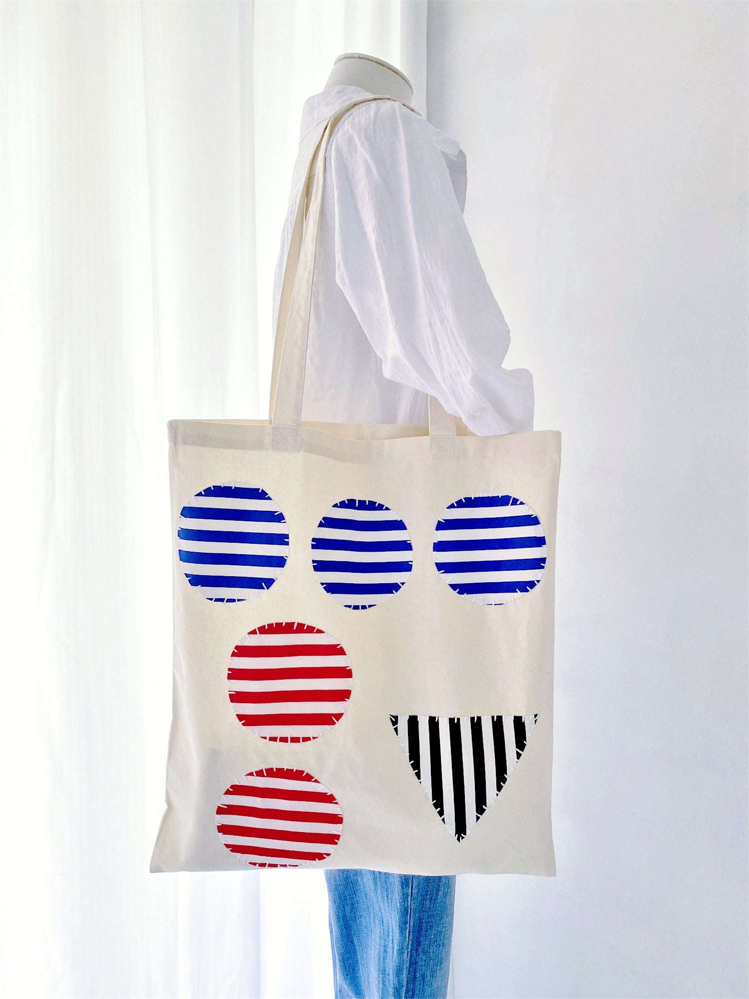 Some people pick this soft tote because it doesn’t shout for attention, it simply feels right in hand and on the shoulder.