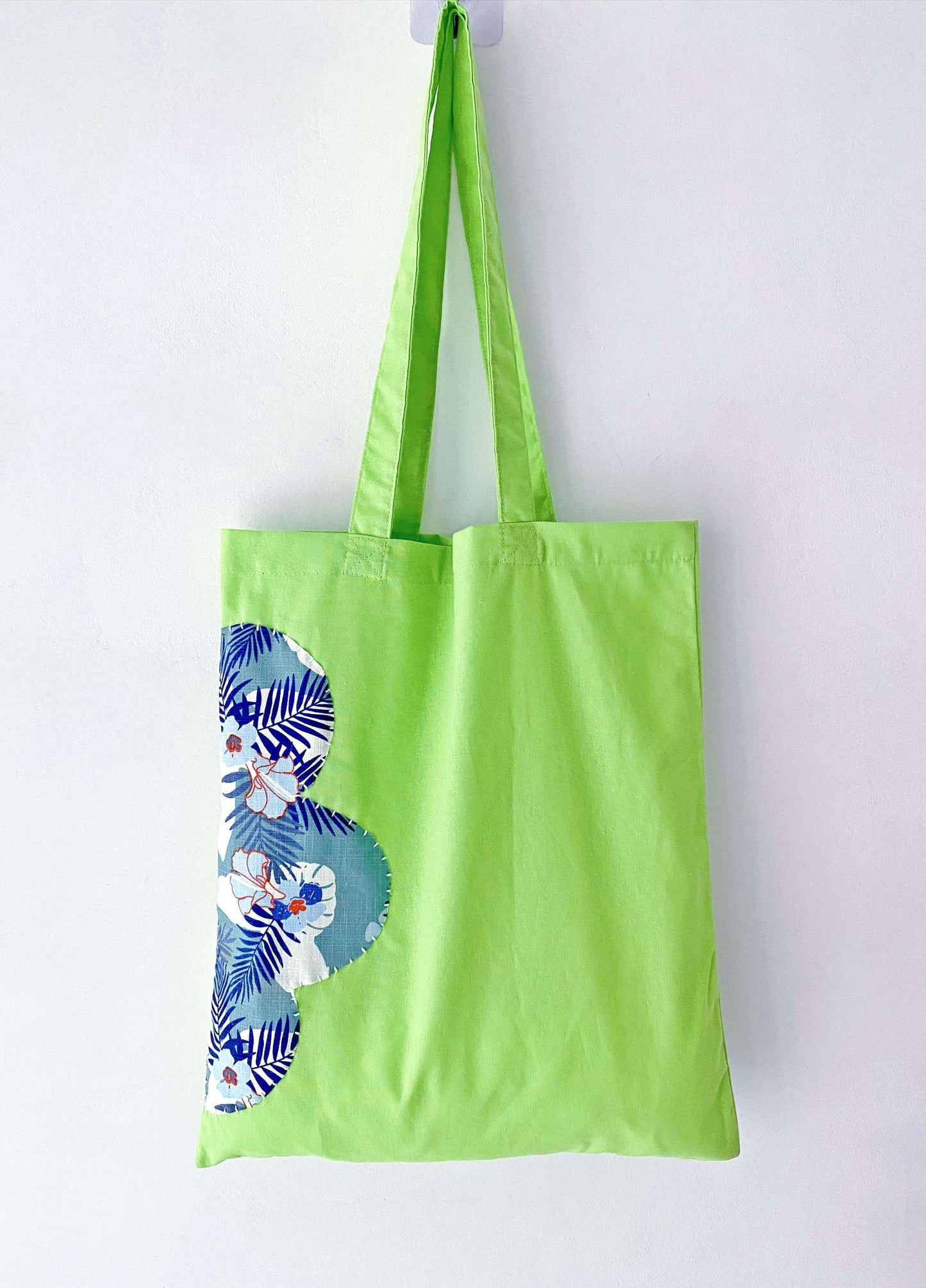 Minimalist aesthetic cotton bag paired with a linen summer outfit