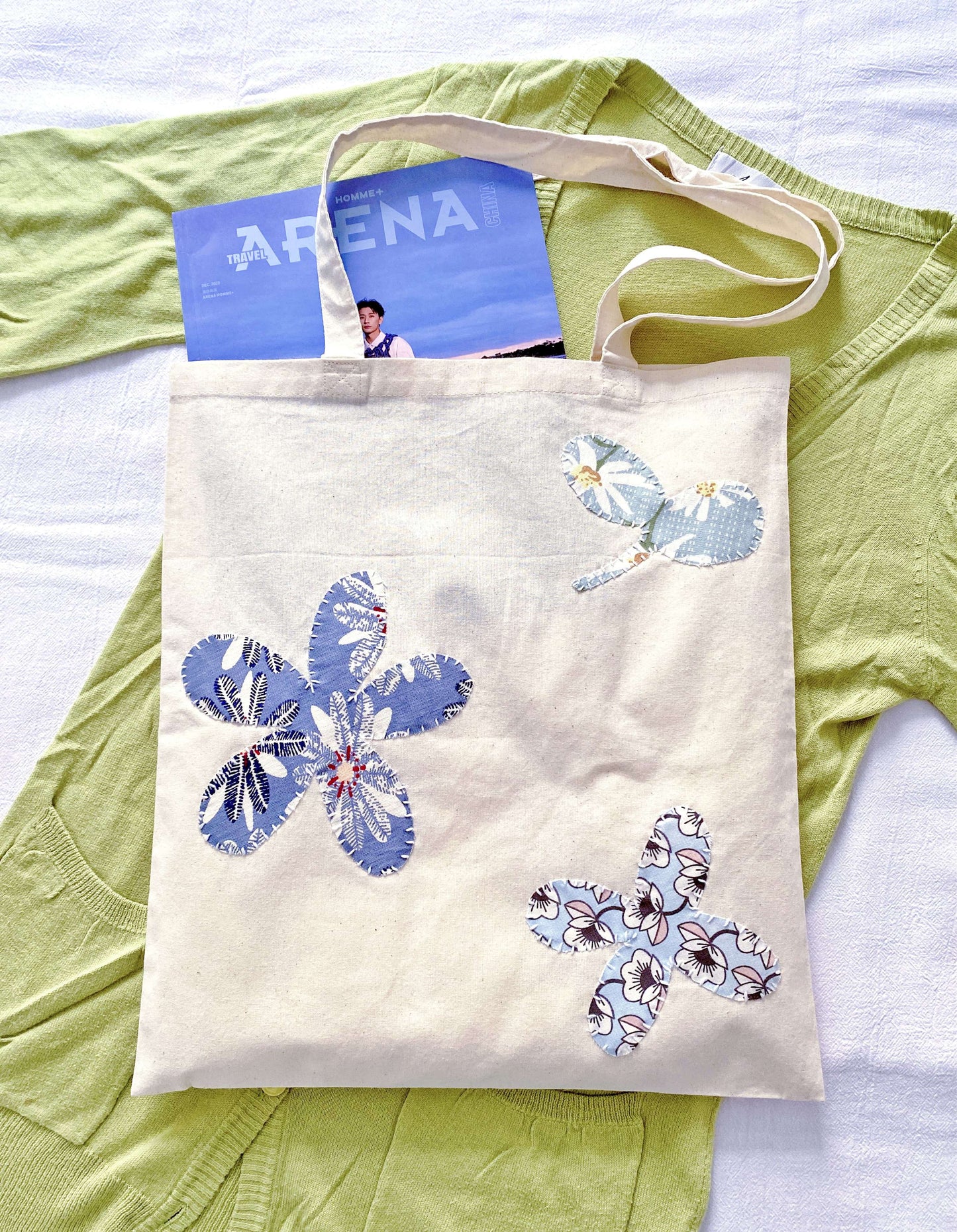 Effortless Parisian style with a slouchy cotton tote over the shoulder