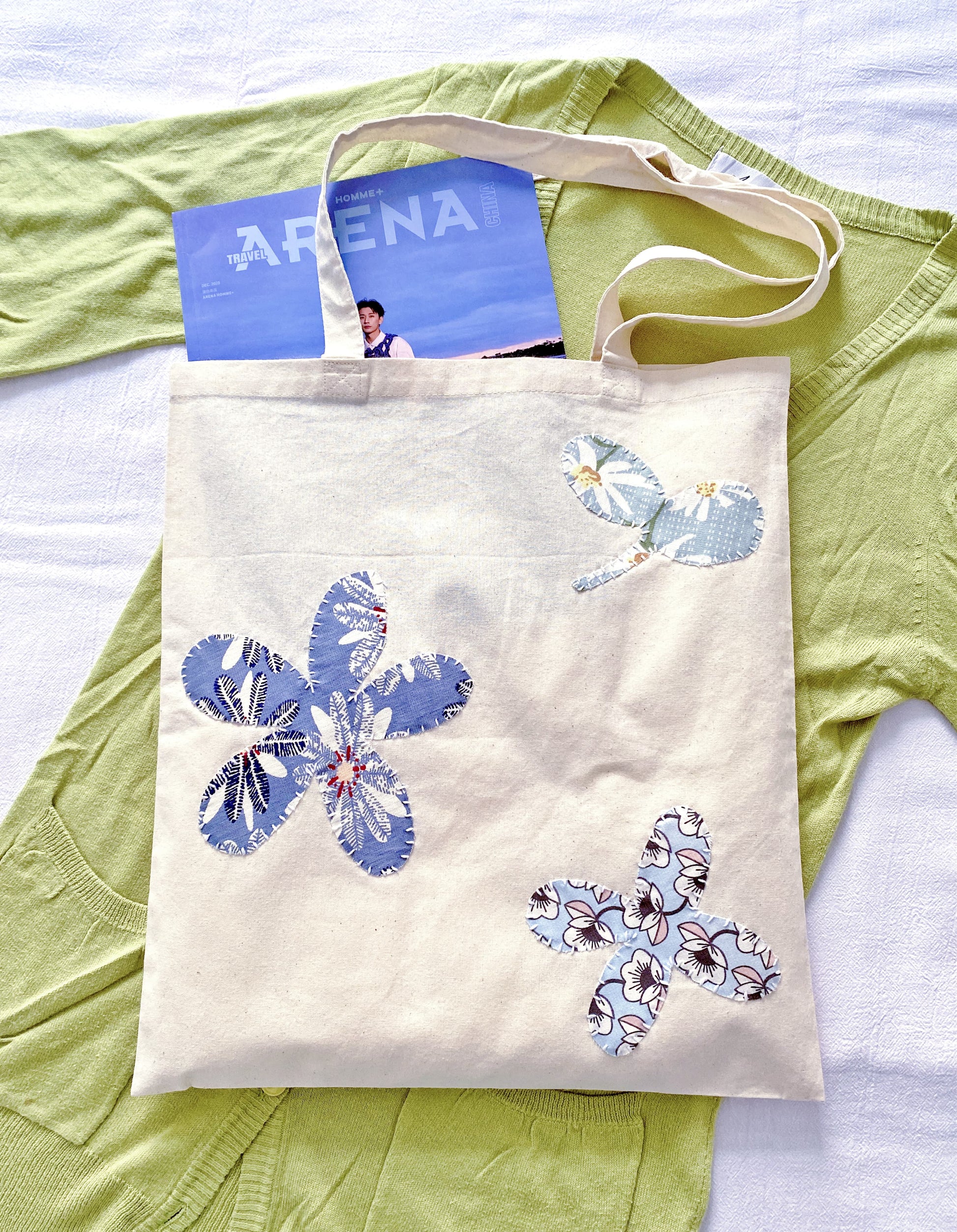 Effortless Parisian style with a slouchy cotton tote over the shoulder