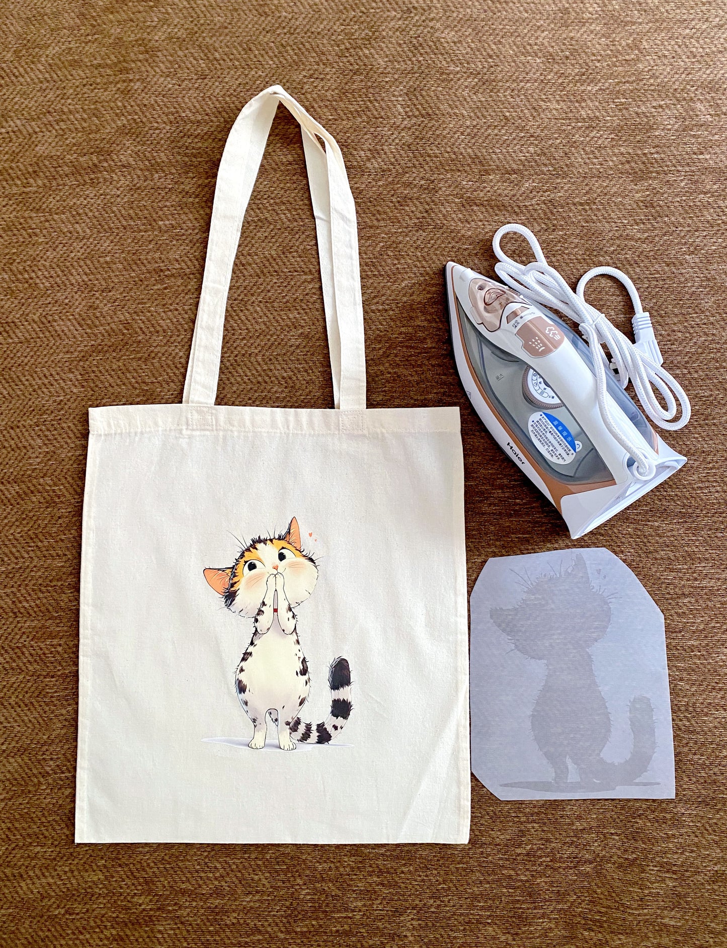 Sustainable kitty tote bag chosen as a charming gift for animal lovers