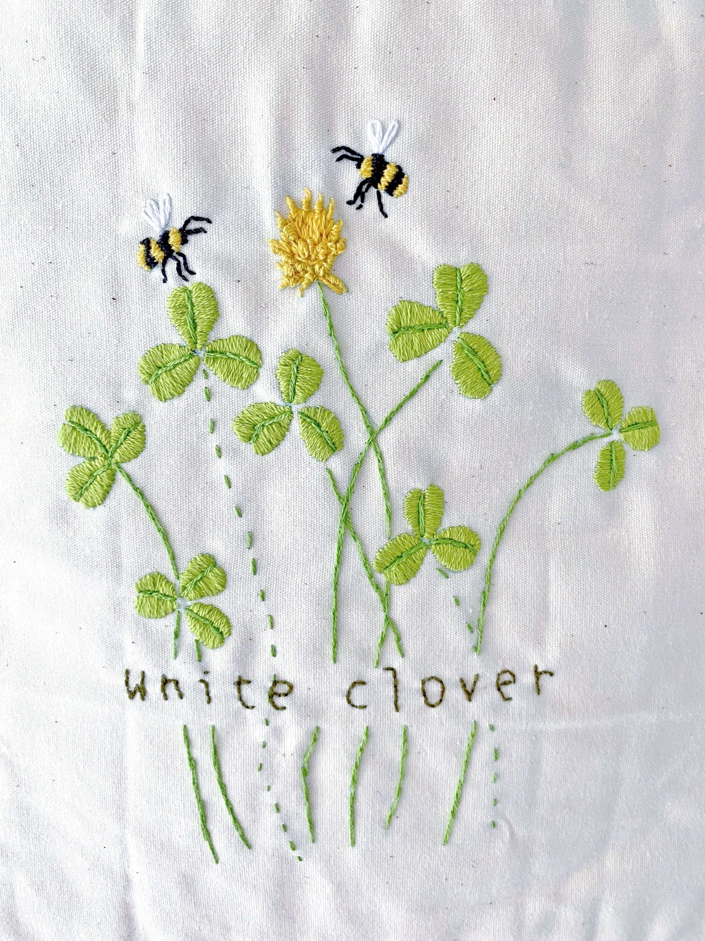 Floral-embroidered cotton-linen tote bag – an eco-conscious gift for those who appreciate artistry and sustainability.