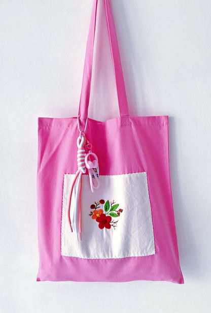 Soft minimalist shoulder bag with original artisanal patterns