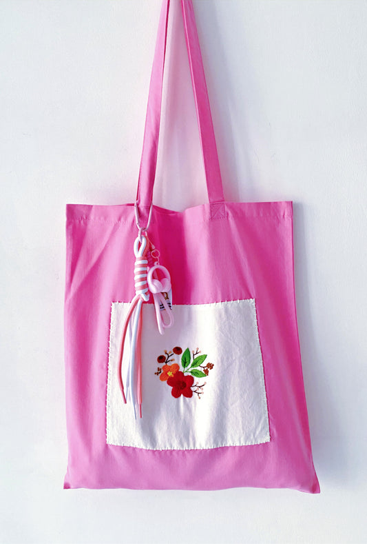 Soft minimalist shoulder bag with original artisanal patterns