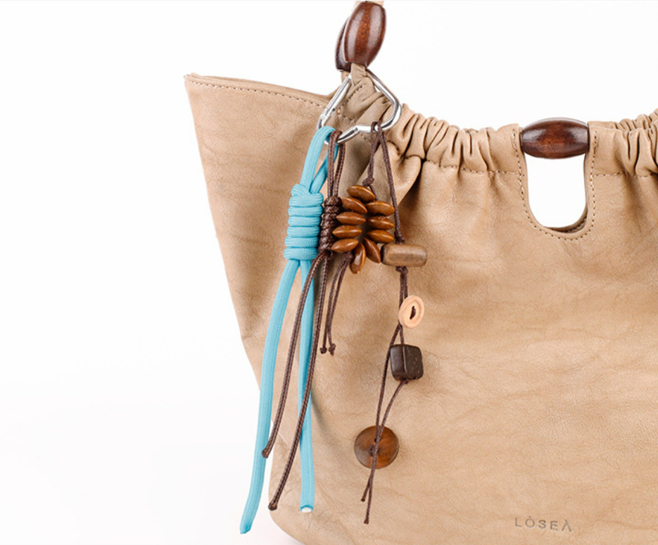 Natural fruit shell accessory for a relaxed everyday bag