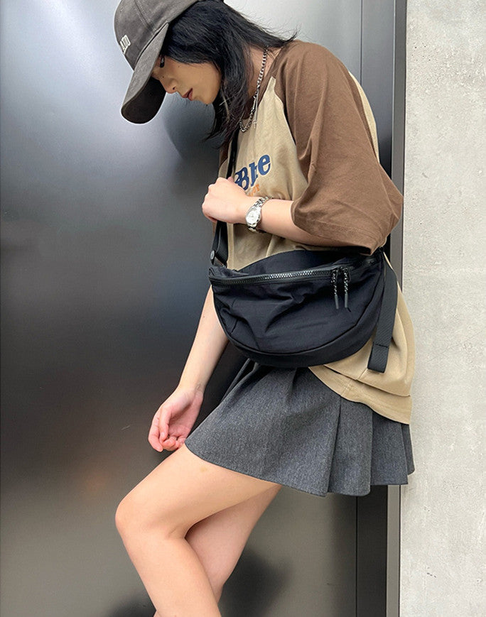 Compact shoulder bag for relaxed city walks