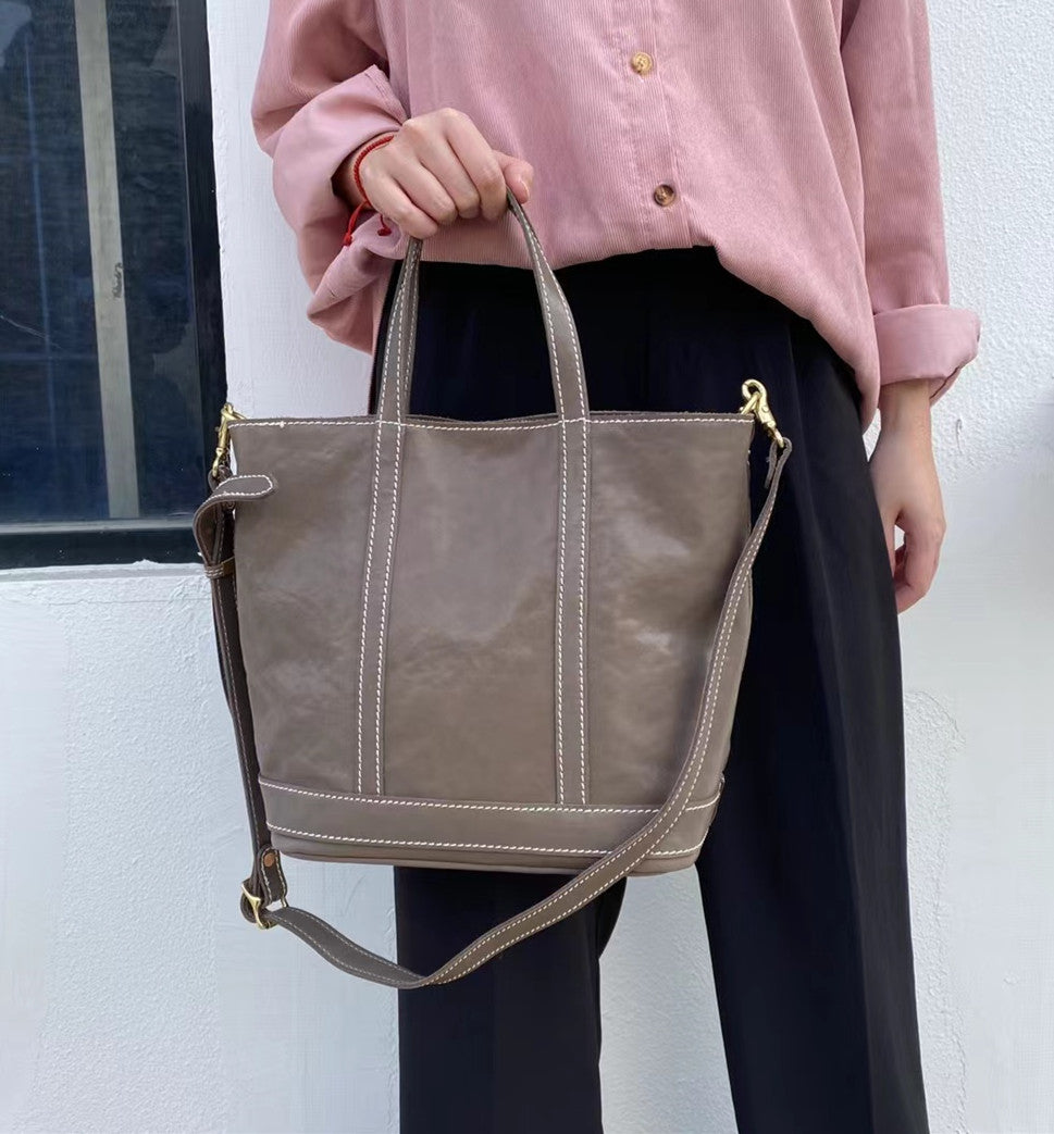 Elevate your ensemble with our Retro Leather Tote, featuring a classic design and adjustable shoulder strap.