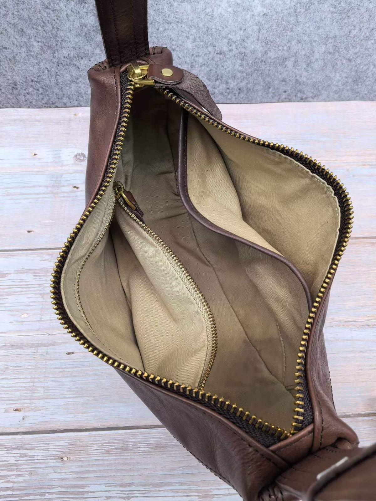 Small shoulder bag with an adjustable leather strap for weekend plans