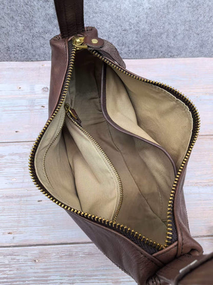 Small shoulder bag with an adjustable leather strap for weekend plans