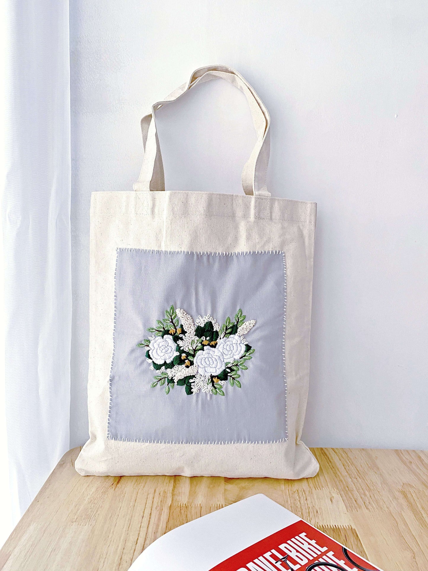 Ideal for a weekend in Copenhagen or a stroll through a French farmers' market, blending high-capacity utility with the soul of handmade floral art.