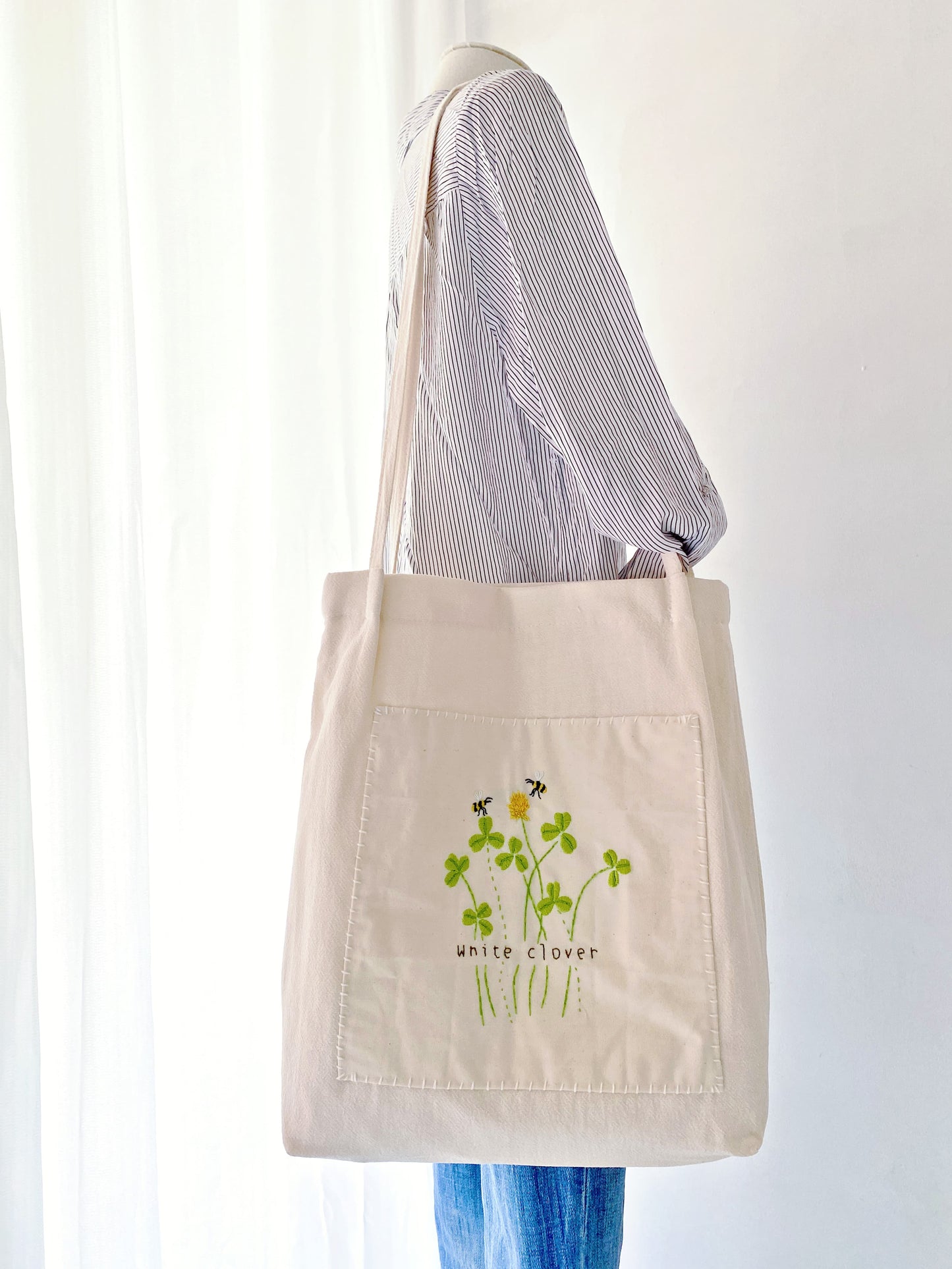 Hand-embroidered floral bag made of cotton linen, ideal for minimalists