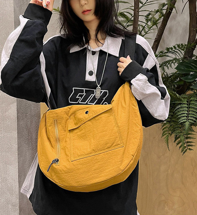 Lightweight women’s shoulder bag for daily errands