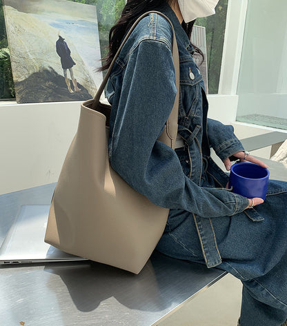 Minimalist leather bag for shopping and errands