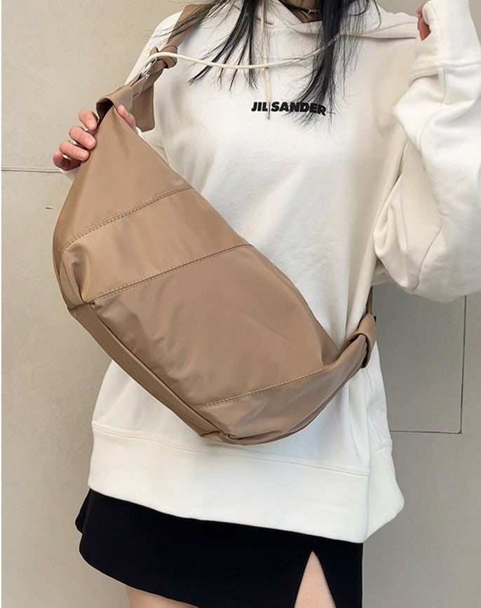 Lightweight chest pack for sightseeing and travel